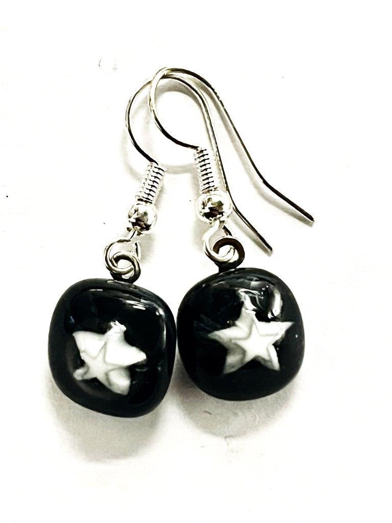 Boucles d'oreilles noires en verre fusionné avec étoile blanche N°15 Nos Colonnes - Boutique Maçonnique