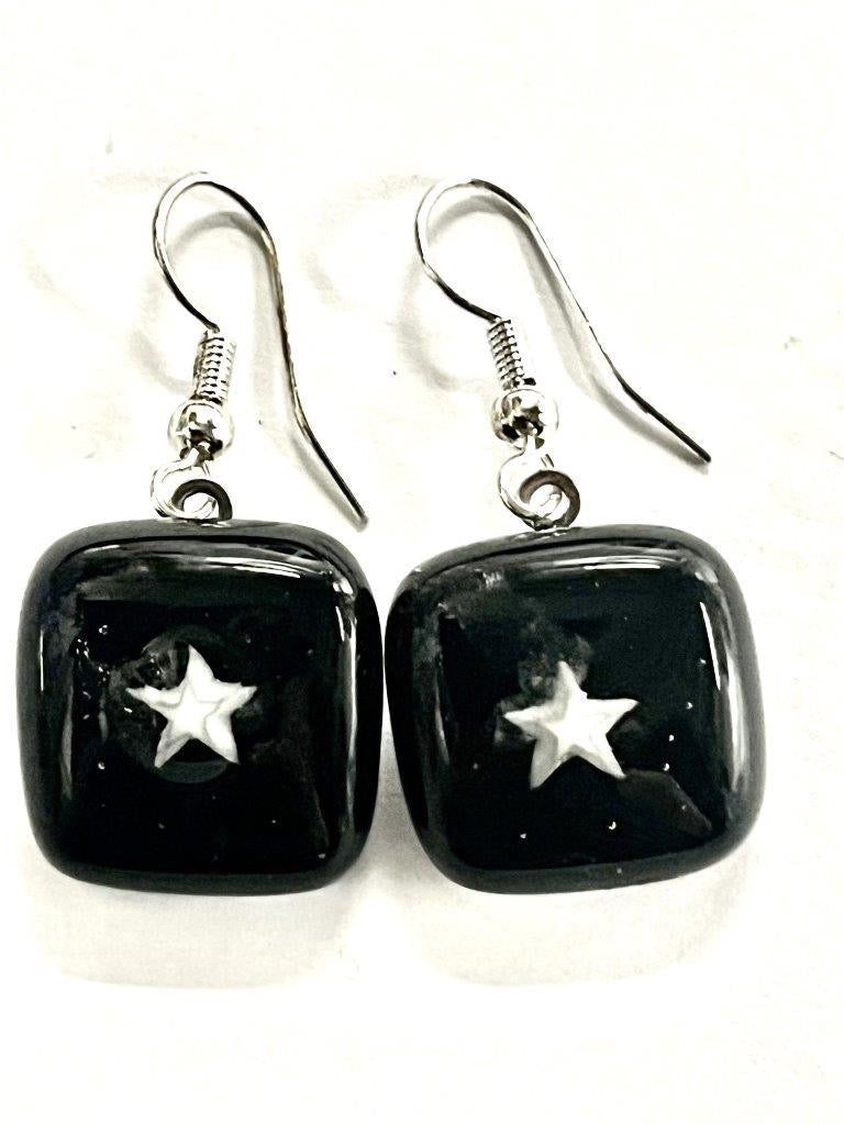 Boucles d'oreilles noires en verre fusionné avec étoile blanche N°15 Nos Colonnes - Boutique Maçonnique